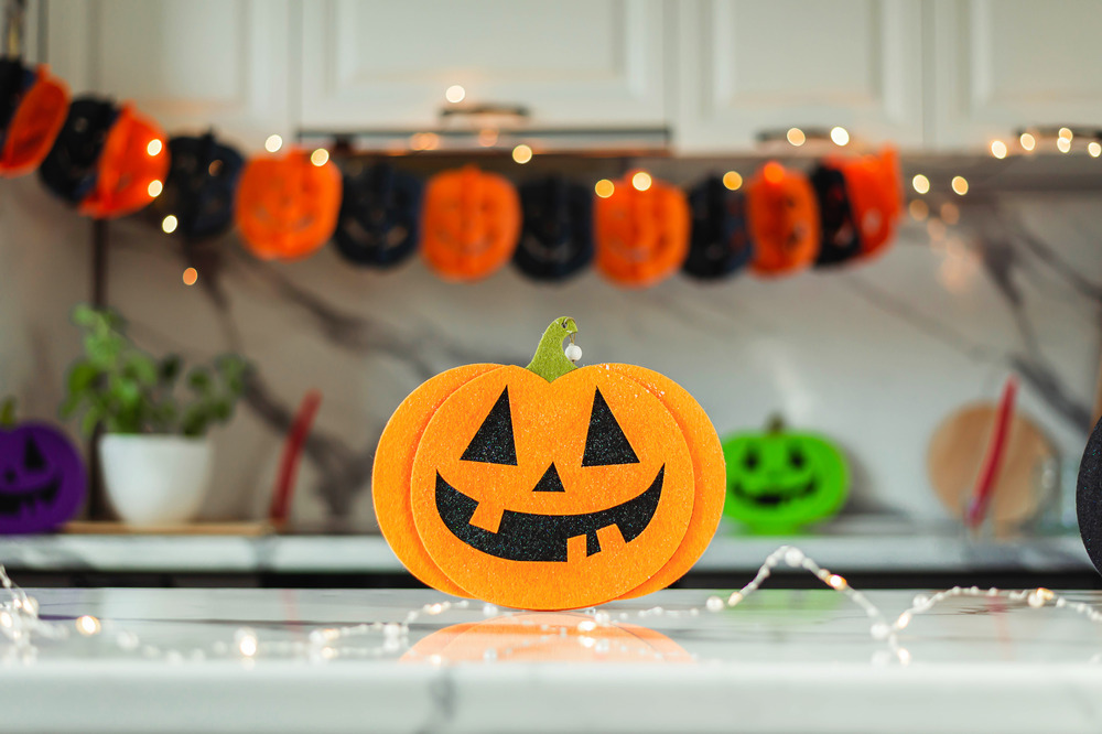 Halloween pumpkin decorations in the litchen